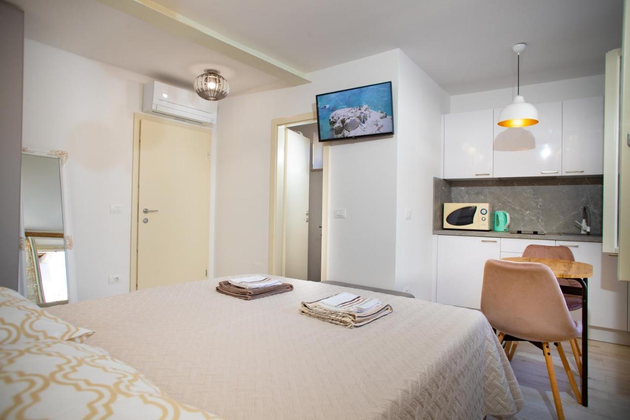 Apartments And Rooms Luan Rovigno Esterno foto